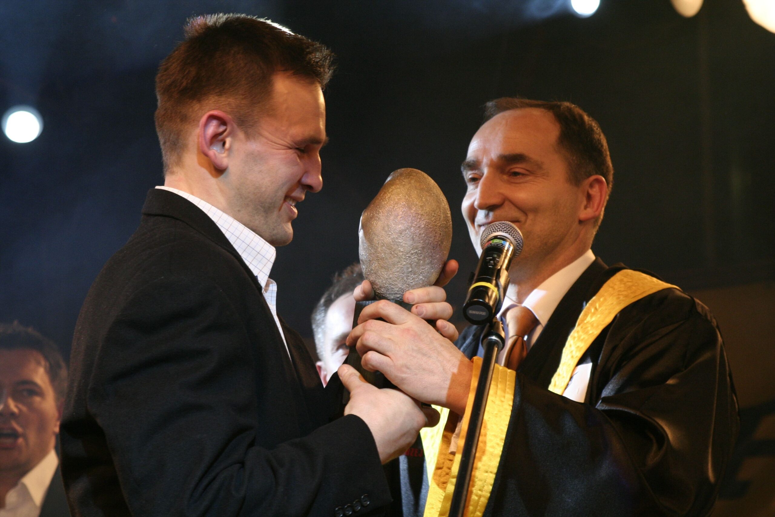 Andrzej Parzecki wręcza statuetkę STANLEY 2005